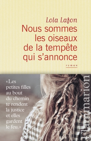 Nous venons tout juste de recevoir la version reliée des Saisons de la  Tempête de Elle Cosimano et il est sublime ! ❄️🌿☀️🍂 Comme d'habitude on  s'est fait, By De Saxus